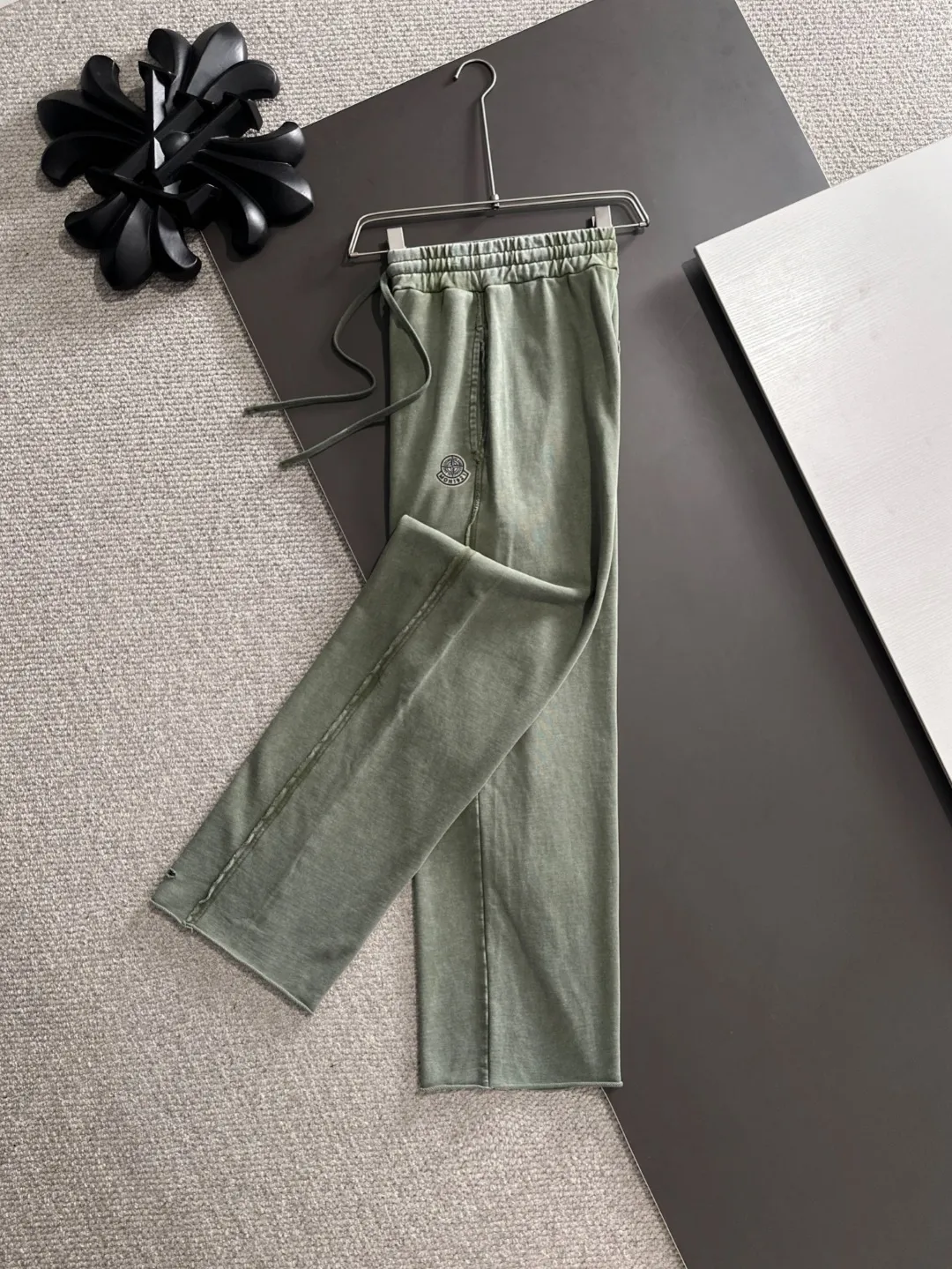 Next day shipment P360 Stone lsland/Stone Island Mouth Joint Exclusive launch of 25ss autumn and winter new high-quality trousers Compare real-life details at will The craftsmanship that ordinary small workshops cannot copy Top-level ZP development Unique imported fabric feel Purely imported German machine production Precision operation Ten thousand needle density A pair of trousers with rich details You can see the development strength A full set of new accessories can be customized simultaneously Simple yet elegant Soft, delicate and comfortable The upper body is versatile and fashionable A perfect choice for autumn and winter. A must-have item. Loose fit. Please refer to the size chart when placing an order: S to XL (or state your height and weight when placing an order)